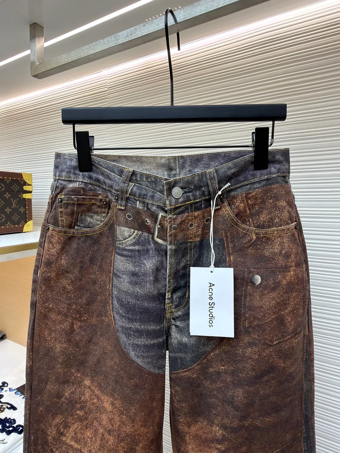 Acne Studios 3D trompe l'oeil retro printed jeans ●Original version: Purchased and developed by 4309 ●Item number: 1681025-A80 ●Material: denim fabric ●Technology: distressed print production ●Version: loose fit ●Weight: about 650 grams ●Size: 42-44-46-48-50-52 ●Description: This pair of jeans uses a seasonal "deception" shorts print, made of canvas, with a polished surface and a soft touch. Cut to a regular fit, they have a medium waist and wide, straight legs that flare slightly from the knee. The trompe l'oeil print of distressed denim and retro leather is the core, seamlessly blending the textures and colors of the two materials. The metal buckle on the front adds a cool layer, the zipper and rivet design on the trouser legs hide punk genes, and the lace-up element on the back waist injects a touch of retro romance into the whole. Wear jeans into an artistic piece that can be either salty or sweet. The overall wiring is straight and delicate, the fabric is comfortable and soft, and the color is consistent without color difference. It can be matched with the same style to create a fashionable look and control various occasions. Customized accessories, complete with three standards, same style for men and women!